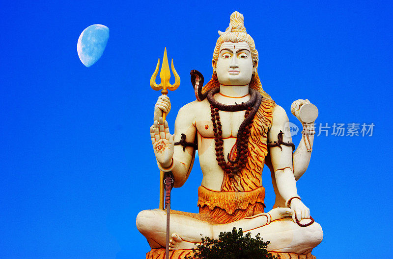 Nageshwar jyotirlinga Temple巨大的湿婆雕像和月亮